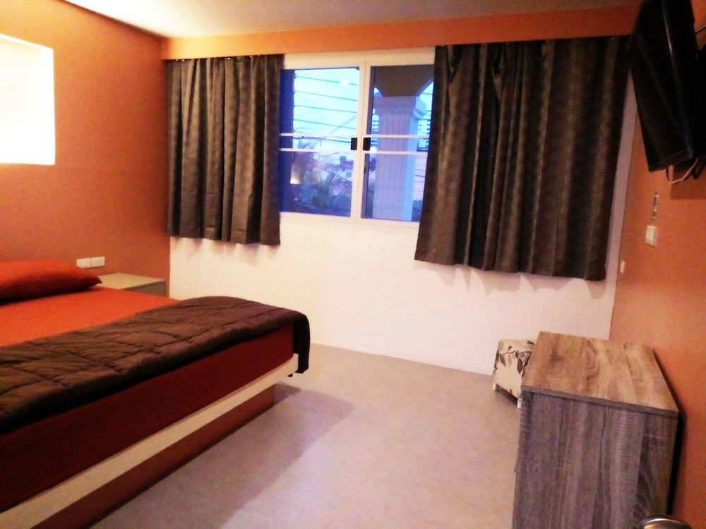 Отель In Phuket House Экстерьер фото